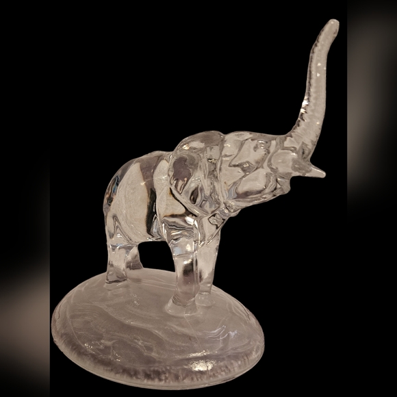 Solid glass Elephant Figurine - Picture 6 of 7